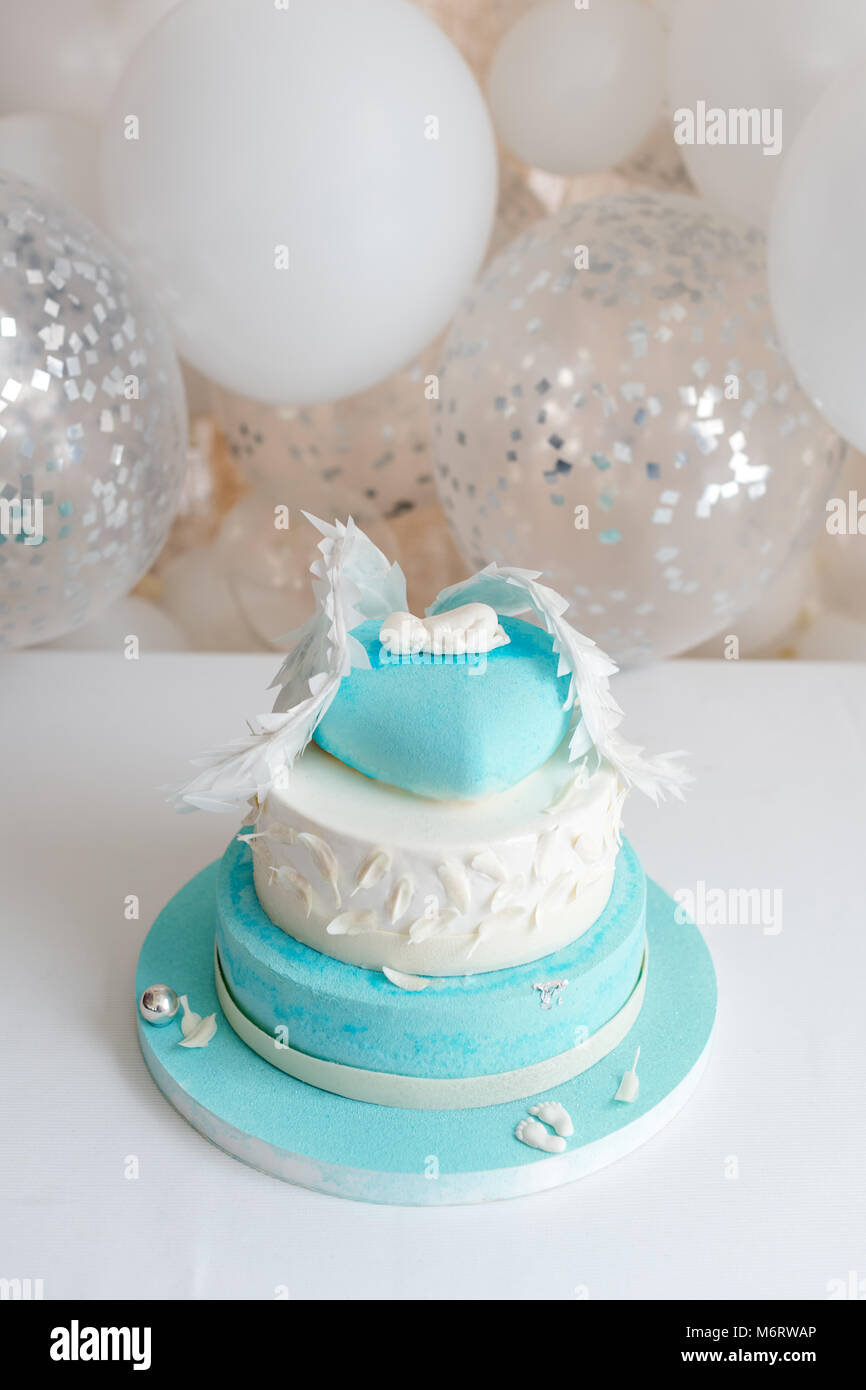 Blue torta di compleanno per bambino. Primo compleanno di capretto decorazioni con torta e palloncini. Foto Stock