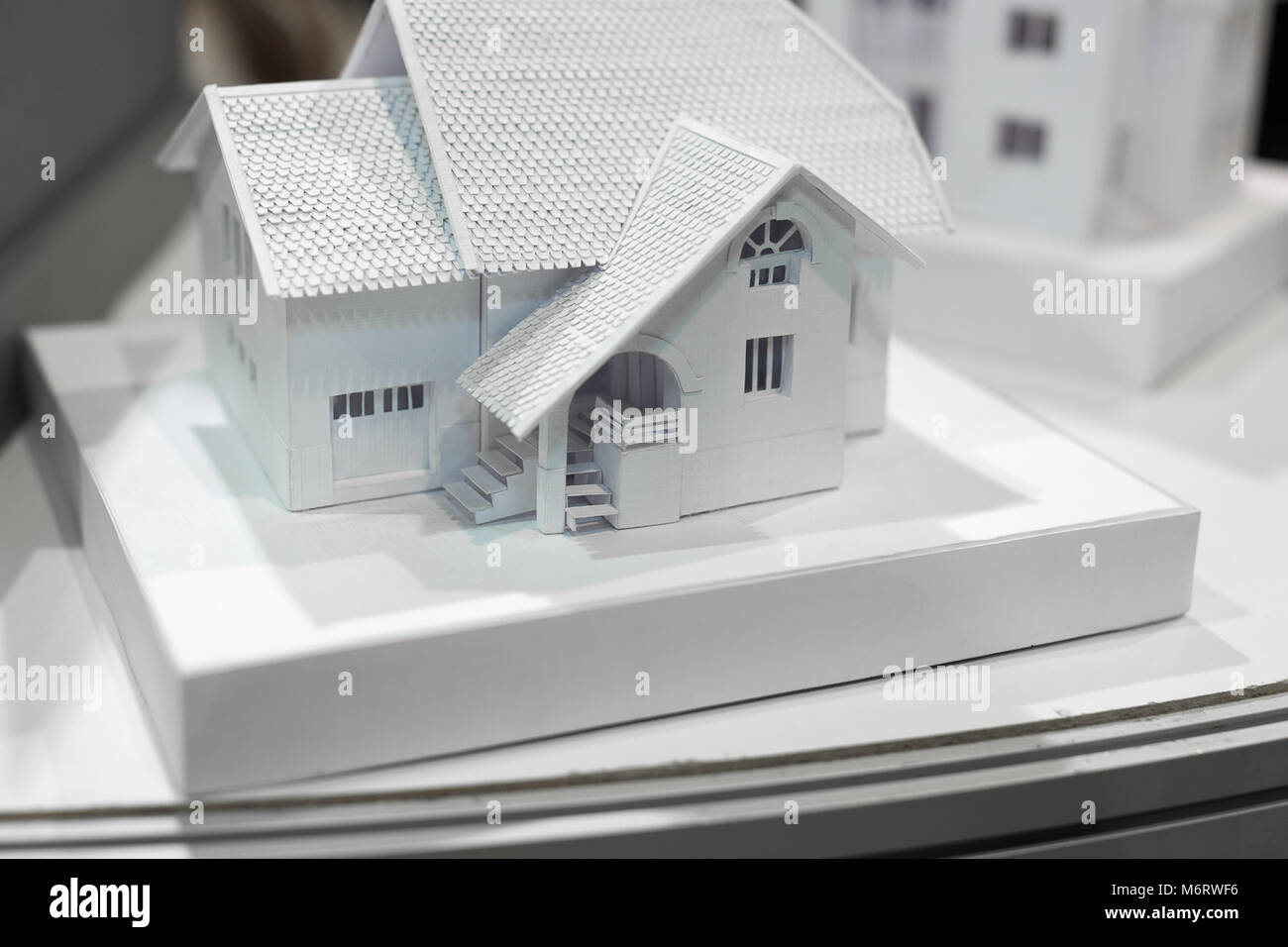 Architettura, artigianato, creatività il concetto di modello di carta del privato due store house che creted architector di talento per il progetto, si ha davvero ti Foto Stock