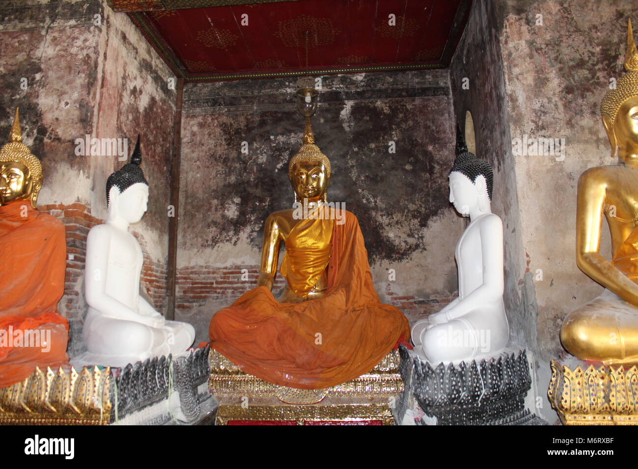 Wat Suthat tempio celebra Magha Puja giorno, dove 1540 i monaci buddisti si sono riuniti per ascoltare gli insegnamenti del Buddha. Si trova a Bangkok, in Thailandia. Foto Stock