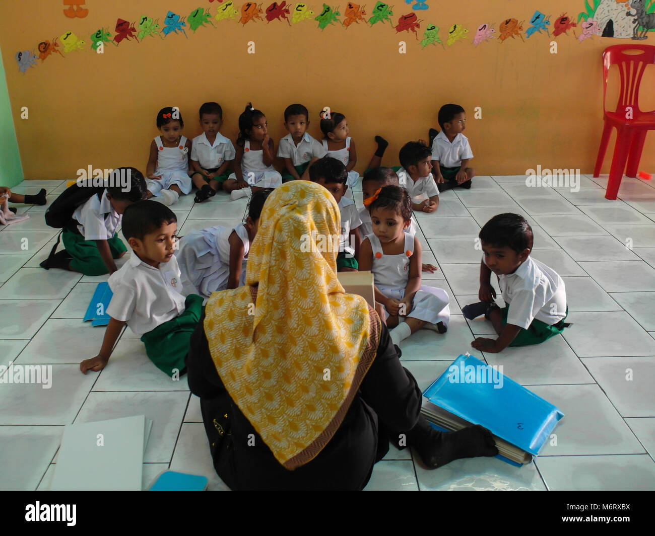 Vorschulunterricht auf der Insel Kaashidhoo, Malediven - Scuola materna sull isola di Kaashidhoo, Maldive Foto Stock