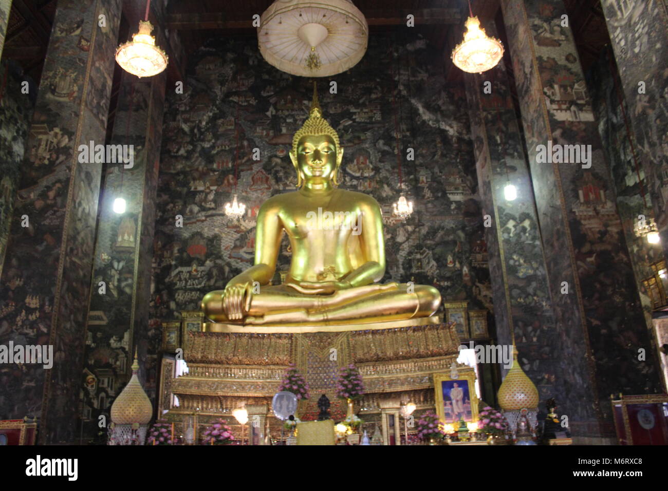 Wat Suthat tempio celebra Magha Puja giorno, dove 1540 i monaci buddisti si sono riuniti per ascoltare gli insegnamenti del Buddha. Si trova a Bangkok, in Thailandia. Foto Stock