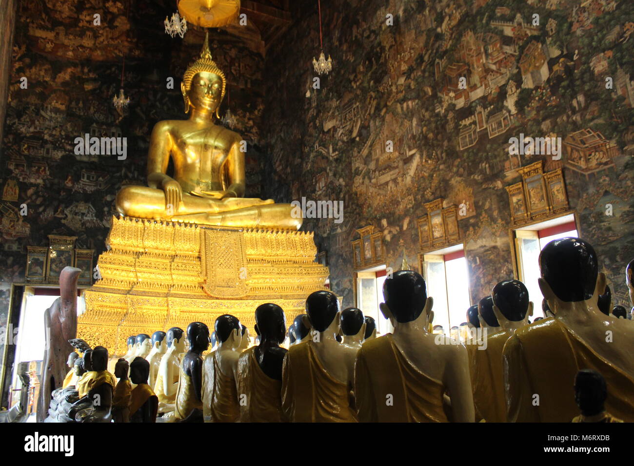 Wat Suthat tempio celebra Magha Puja giorno, dove 1540 i monaci buddisti si sono riuniti per ascoltare gli insegnamenti del Buddha. Si trova a Bangkok, in Thailandia. Foto Stock