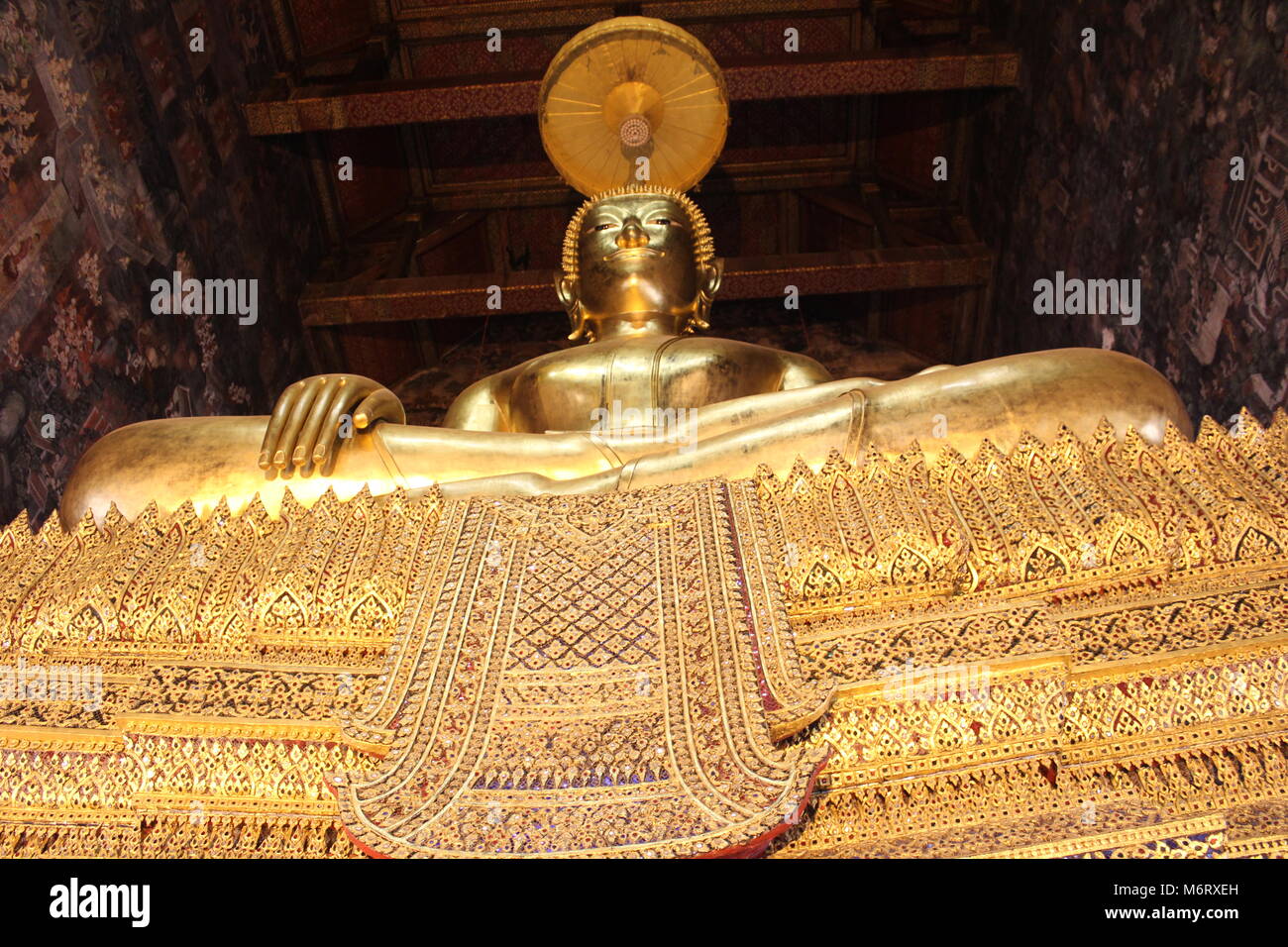 Wat Suthat tempio celebra Magha Puja giorno, dove 1540 i monaci buddisti si sono riuniti per ascoltare gli insegnamenti del Buddha. Si trova a Bangkok, in Thailandia. Foto Stock