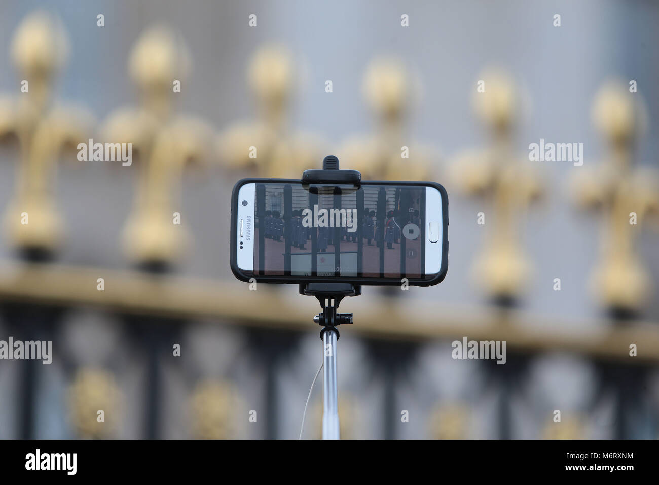 I turisti si scuotono per posizione per film il quotidiano cambio della guardia a Buckingham Palace di Londra la casa della regina Elisabetta 11 Foto Stock
