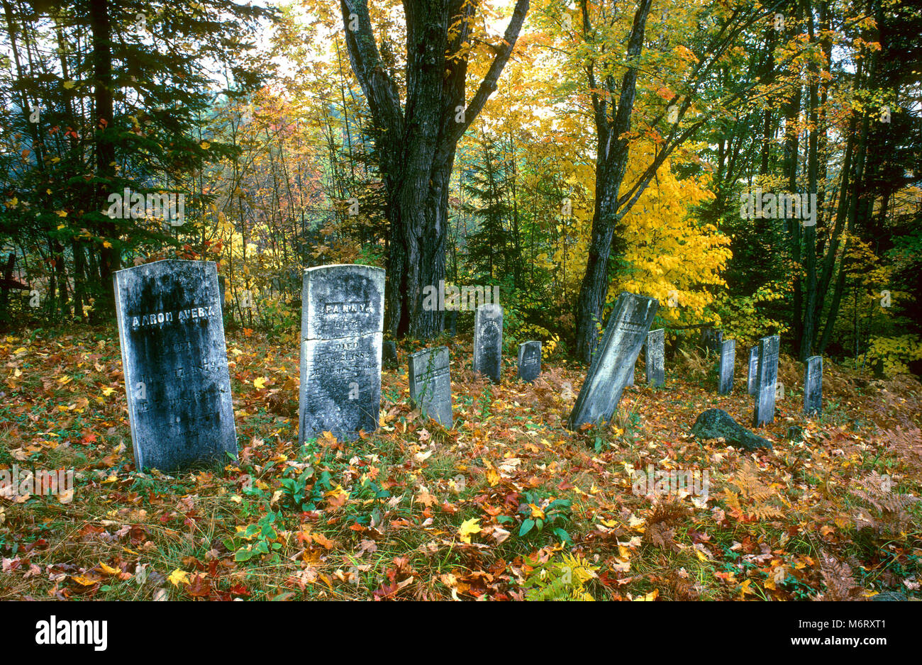 Un antico cimitero in New Hampshire (USA) in una piovosa giornata d'autunno. Foto Stock