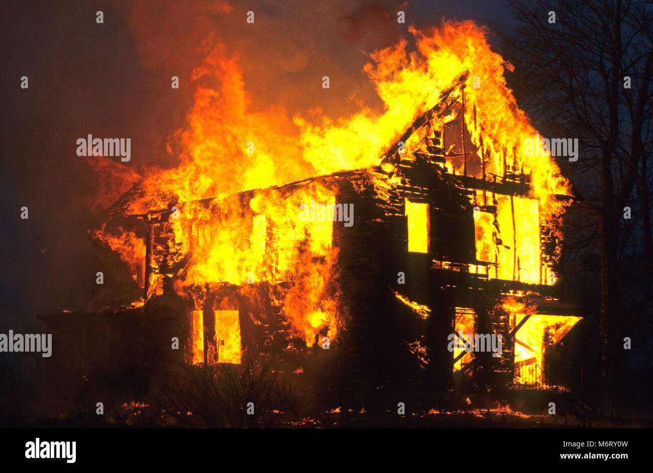 Un edificio abbandonato pienamente coinvolti in fiamme Foto Stock