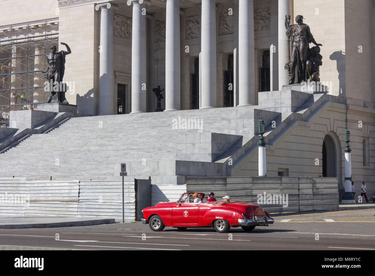 Classic Chevrolet convertible 1949 passando il Campidoglio, Havana, Cuba Foto Stock