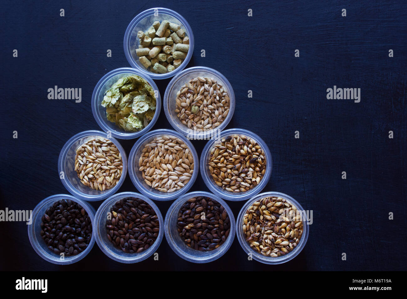 Produzione birra ingredienti sulla lavagna sulla lavagna, luppolo, malto, orzo Foto Stock