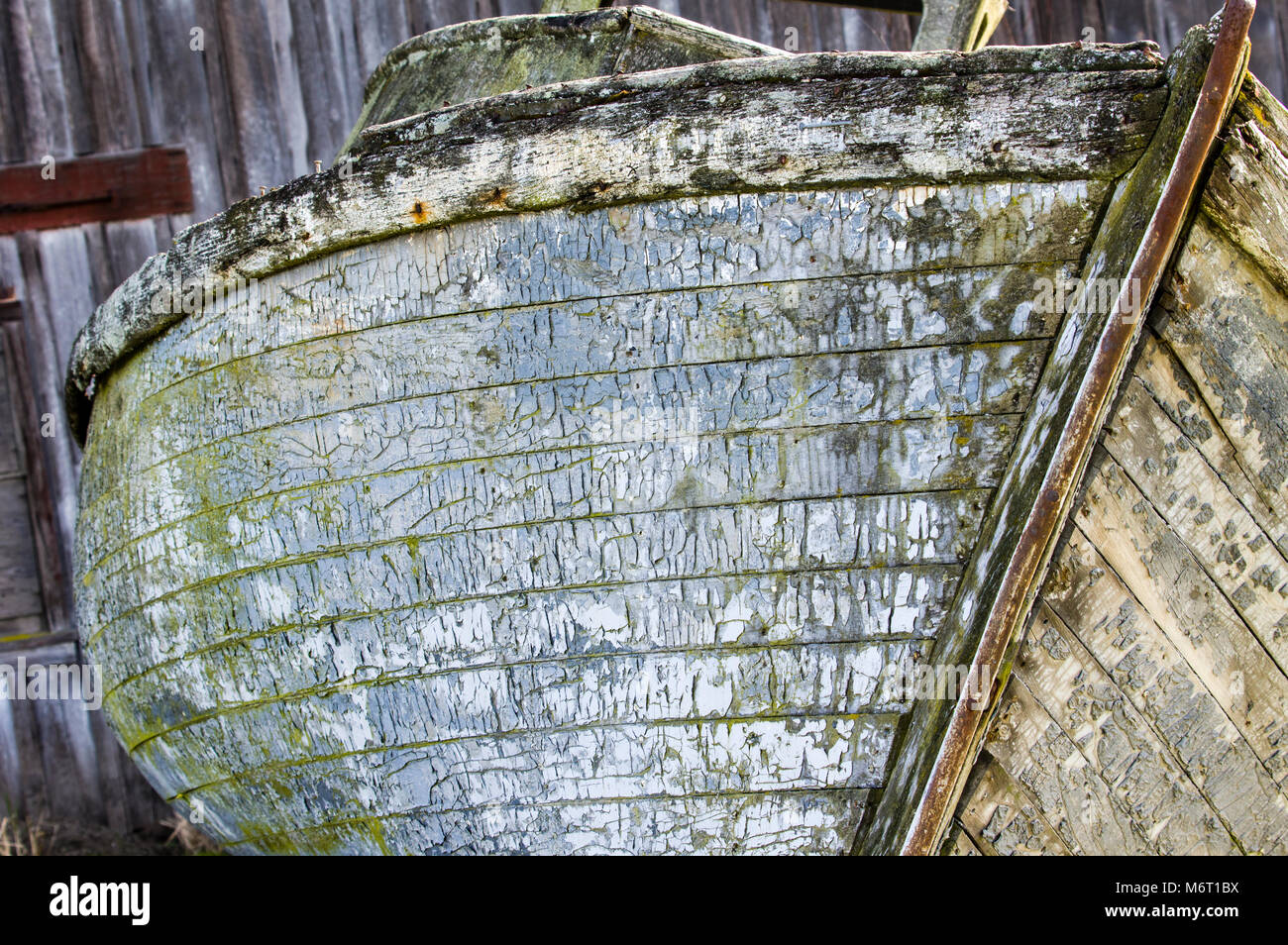 Crackled finitura di vernice su un legno vintage lo scafo sul dock Foto Stock