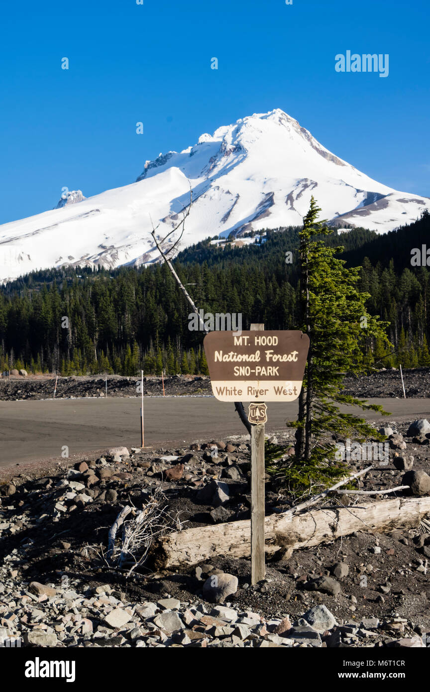 Mt cofano e segno per il White River West Sno-Park Foto Stock