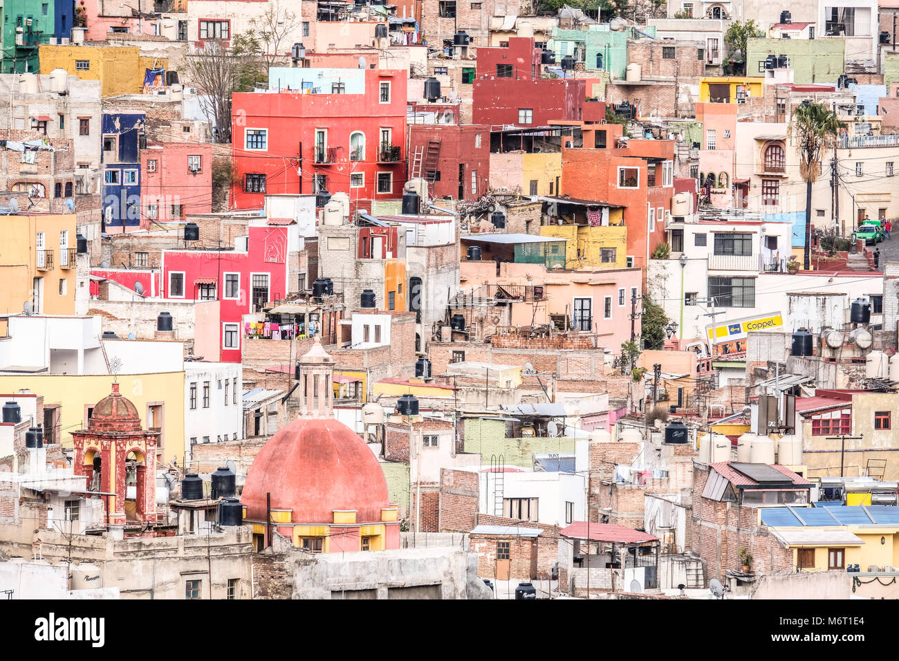 Cramped case vivacemente colorate sul pendio a città di Guanajuato, Messico Foto Stock