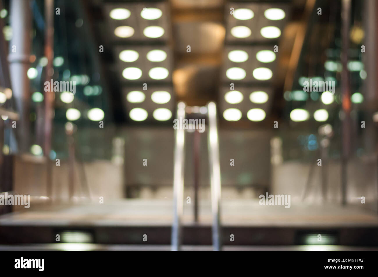 Ingresso della metropolitana scale di sfocatura dello sfondo di notte Foto Stock
