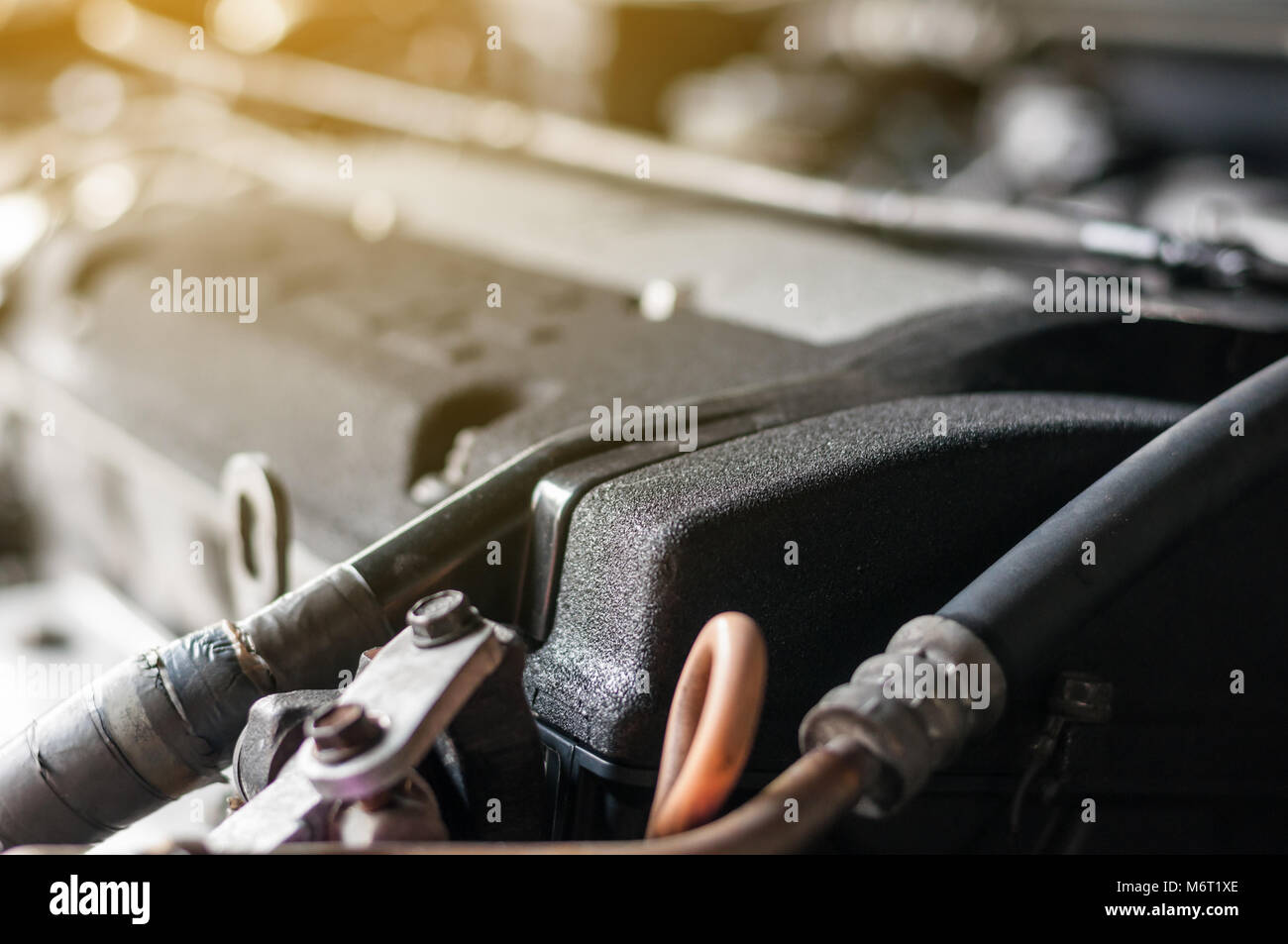 Close up top nero il motore a quattro cilindri con blur sullo sfondo Foto Stock