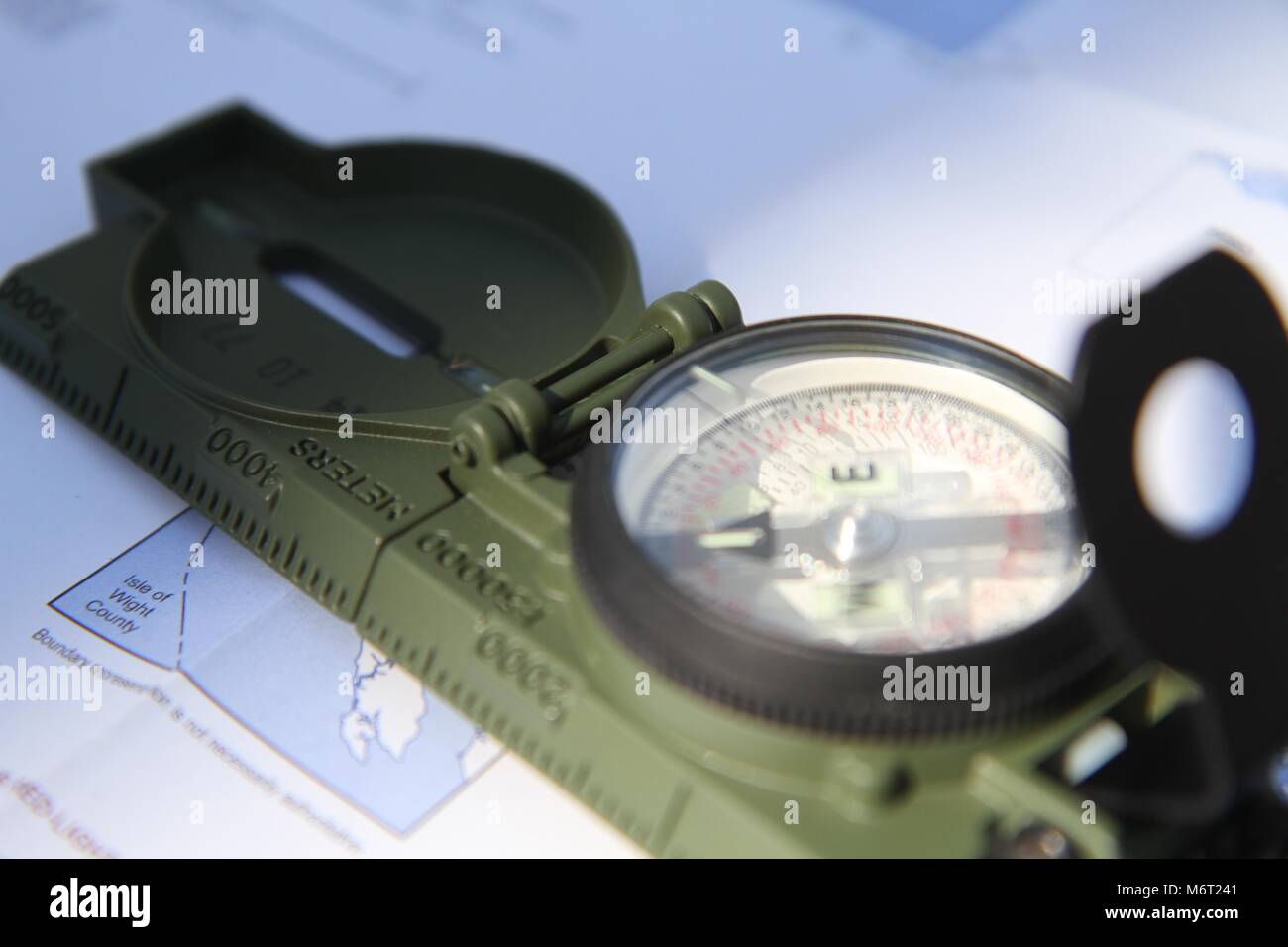 Stati Uniti Esercito di soldati di riserva non sarà mai perso purché abbiano un M-1950 Lensatic bussola, goniometro e mappa per navigare con successo qualsiasi terreno e durante CSTX 78-18-03, a JEB-Ft. Storia, VA, Marzo 5, 2018. CSTX 78-18-03 è un combattimento a sostenere la formazione di esercizio che garantisce l'America dell'esercito di unità di riserva e soldati sono addestrati e pronto per la distribuzione con breve preavviso e portare in grado, combattere-ready, e letale Fuoco a sostegno dell'esercito e ai nostri partner in tutto il mondo. ( U.S. La riserva di esercito di foto dal personale Sgt. Christopher Sofia). Foto Stock