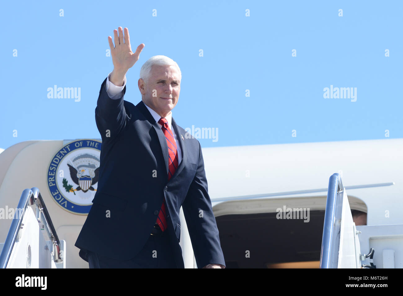 Vice Presidente Mike Pence onde prima di salire a bordo di Air Force due alla base comune Andrews, Md., 27 Febbraio 2018 prima che egli si diparte a Nashville, Tennessee L'ottantanovesimo Airlift Wing offre a livello mondiale speciale missione aria airlift, logistica, porta antenna e comunicazioni per il presidente, vice presidente, membri del gabinetto, lottatori comandanti e altri alti funzionari militari e dirigenti eletti come incaricato dalla Casa Bianca, Air Force capo del personale e di mobilità in aria il comando. (U.S. Air Force foto/Staff Sgt. Kenny Holston) Foto Stock