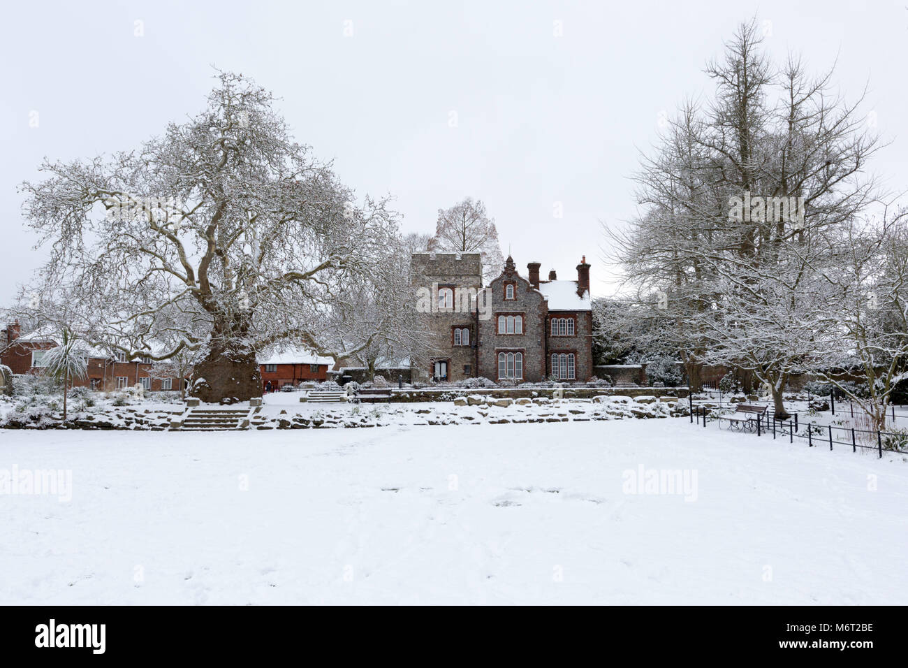 Casa Torre Westgate giardini, St Peter's Street, Canterbury, Kent, Regno Unito prese durante la neve di febbraio 2018. Foto Stock
