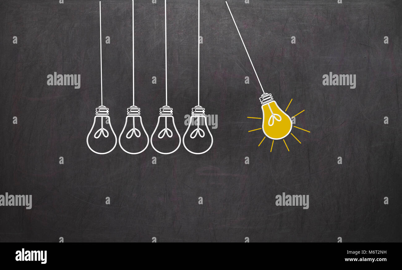 Grande idea. Il concetto di creatività con lampadine su sfondo lavagna Foto Stock