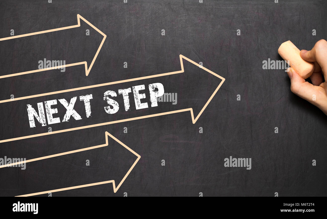 Un imprenditore è il disegno passo successivo concetto con frecce sulla lavagna Foto Stock