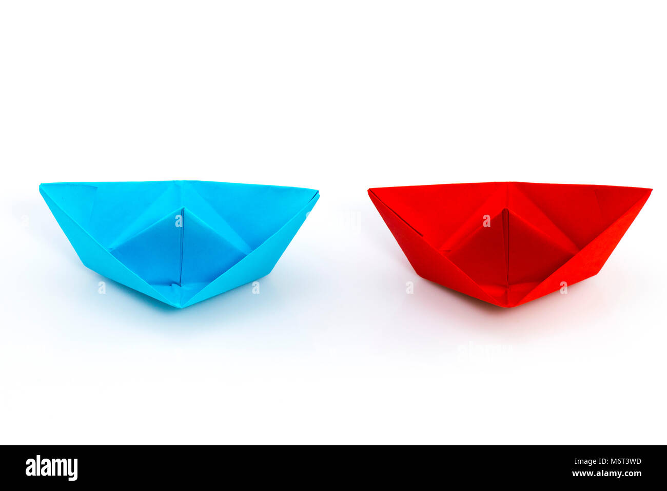 Il concetto di Leadership con carta rossa nave leader tra il bianco. Foto Stock