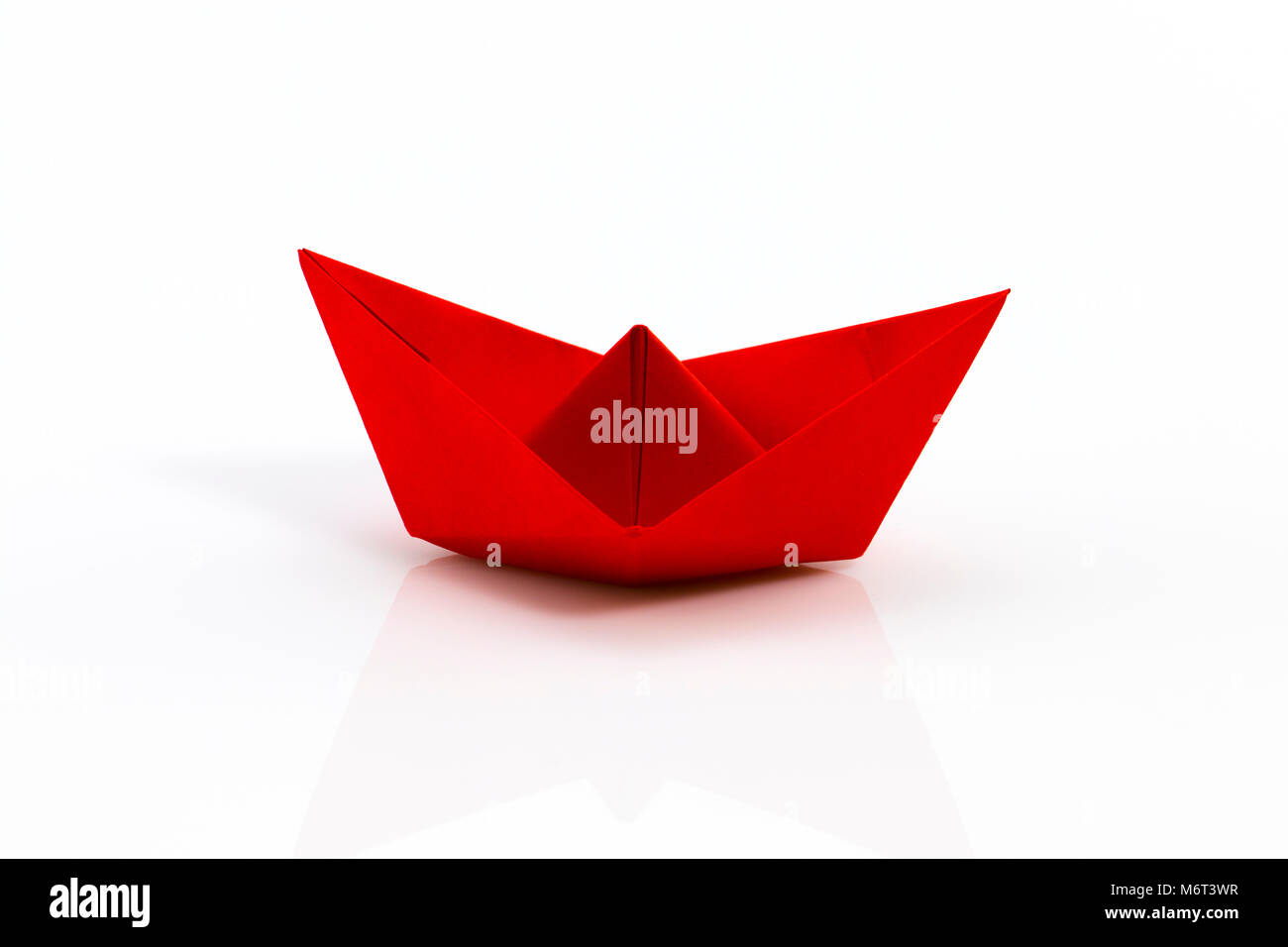 Close up origami nave isolati su sfondo bianco. Foto Stock
