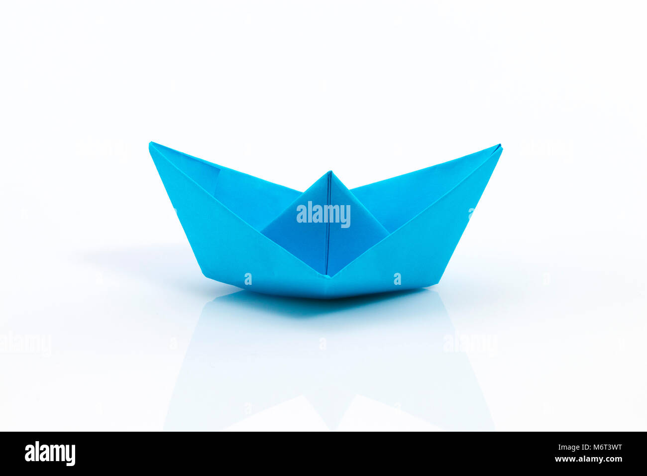 Close up origami nave isolati su sfondo bianco. Foto Stock