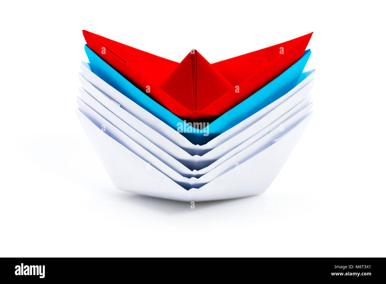 Il concetto di Leadership con carta rossa nave leader tra il bianco. Foto Stock