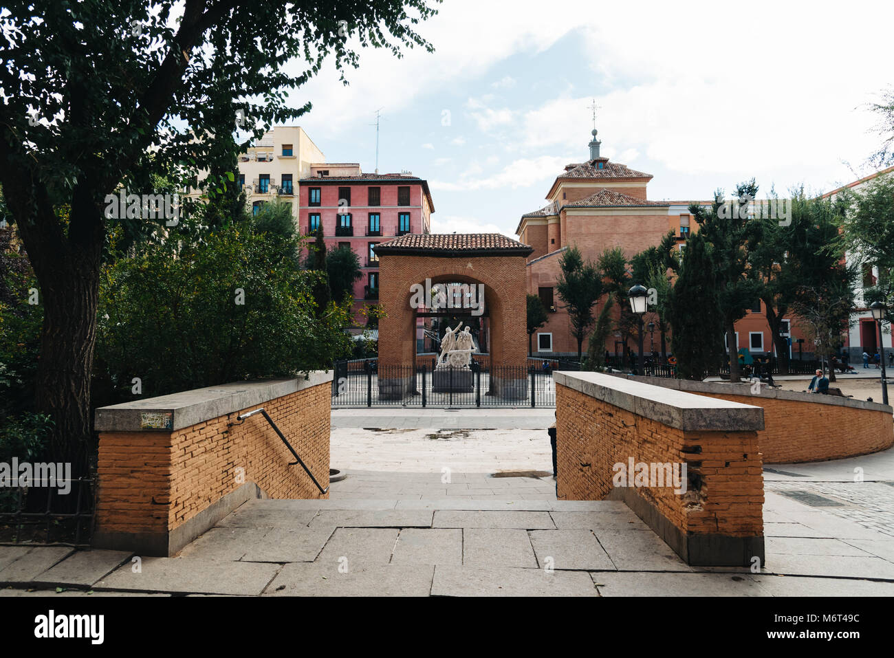 Madrid, Spagna - 3 Novembre 2017: Dos de Mayo Square scena di strada nel quartiere di Malasaña in Madrid. Foto Stock
