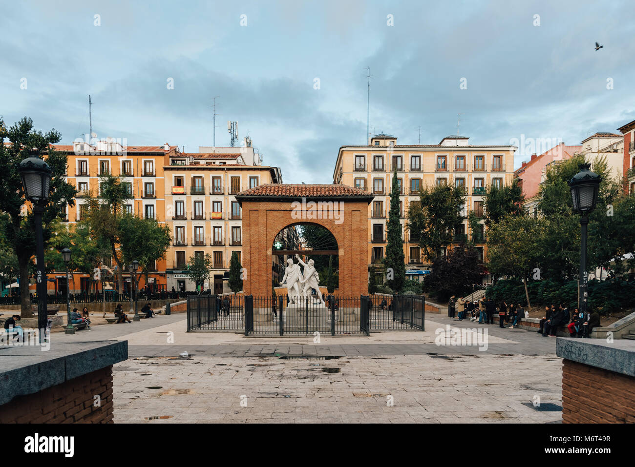 Madrid, Spagna - 3 Novembre 2017: Dos de Mayo Square nel quartiere di Malasaña in Madrid. Malasaña è uno dei quartieri più alla moda di Madrid, ben kn Foto Stock