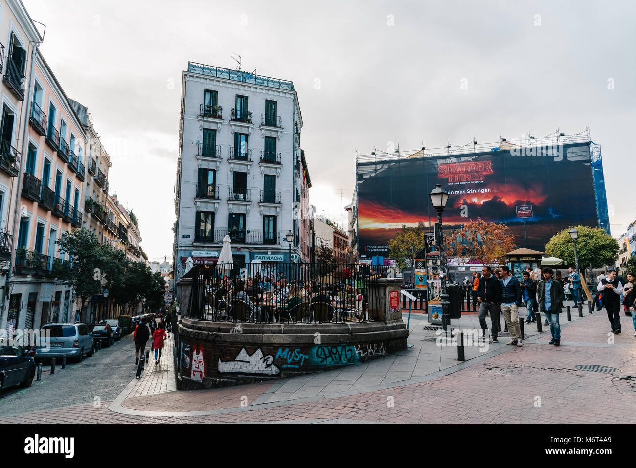 Madrid, Spagna - 3 Novembre 2017: Juan Pujol piazza nel quartiere di Malasaña in Madrid. Malasaña è uno dei quartieri più alla moda di Madrid, Foto Stock