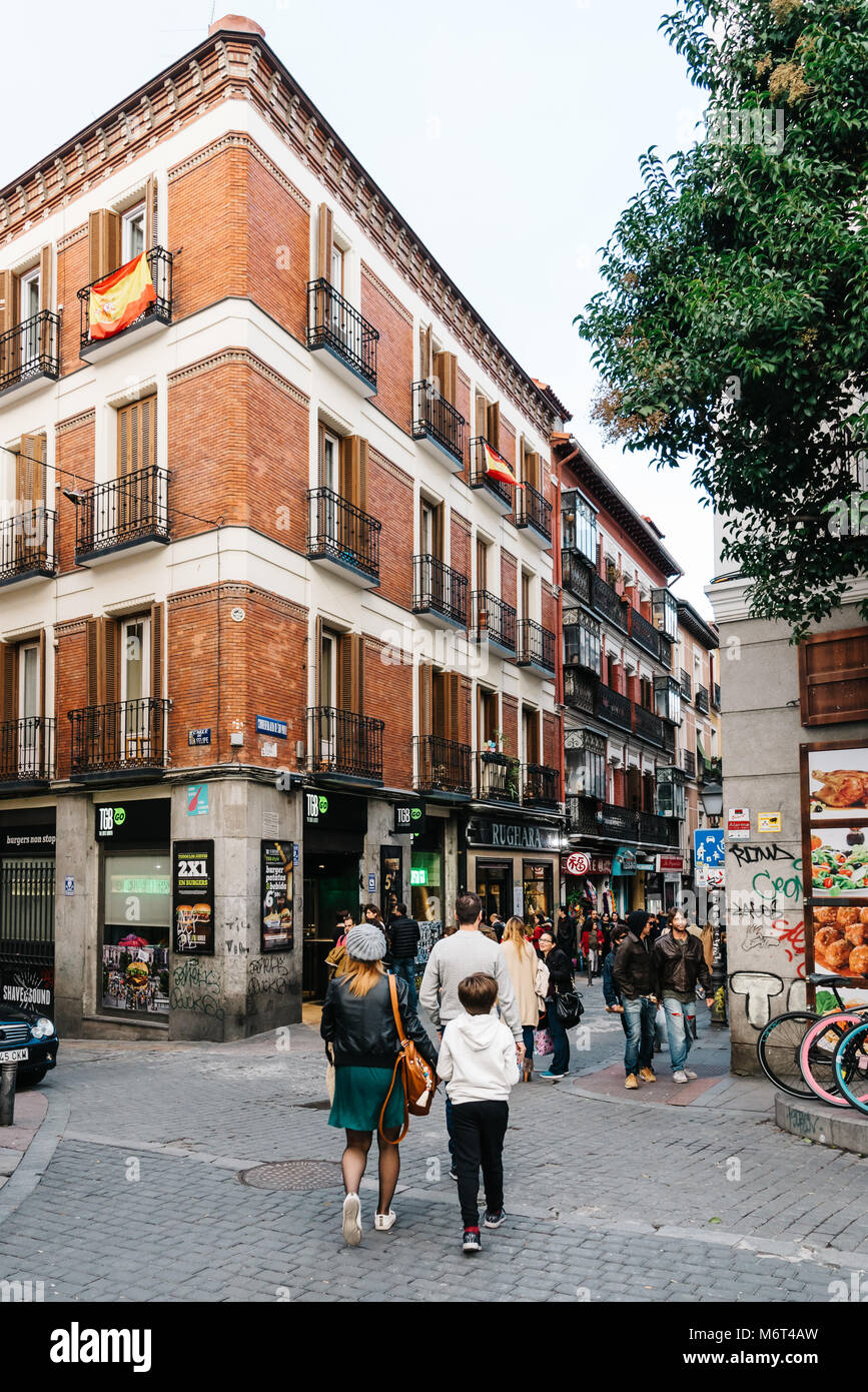 Madrid, Spagna - 3 Novembre 2017: scene di strada nel quartiere di Malasaña in Madrid. Malasaña è uno dei quartieri più alla moda di Madrid, Foto Stock