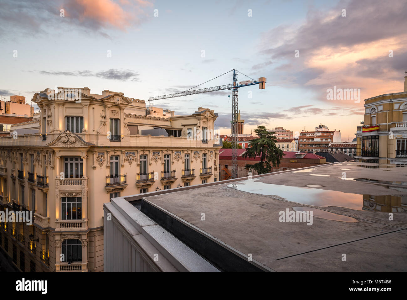 Madrid, Spagna - 3 Novembre 2017: vista sullo skyline di Madrid dal tetto del Mercado Barcelo al tramonto Foto Stock