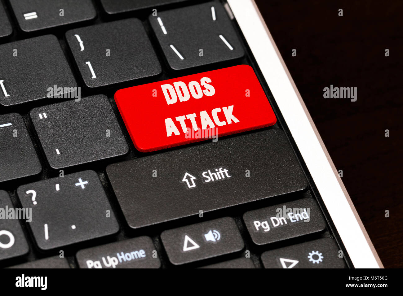 Attacco DDoS sul Red il pulsante Invio sulla tastiera nera. Foto Stock