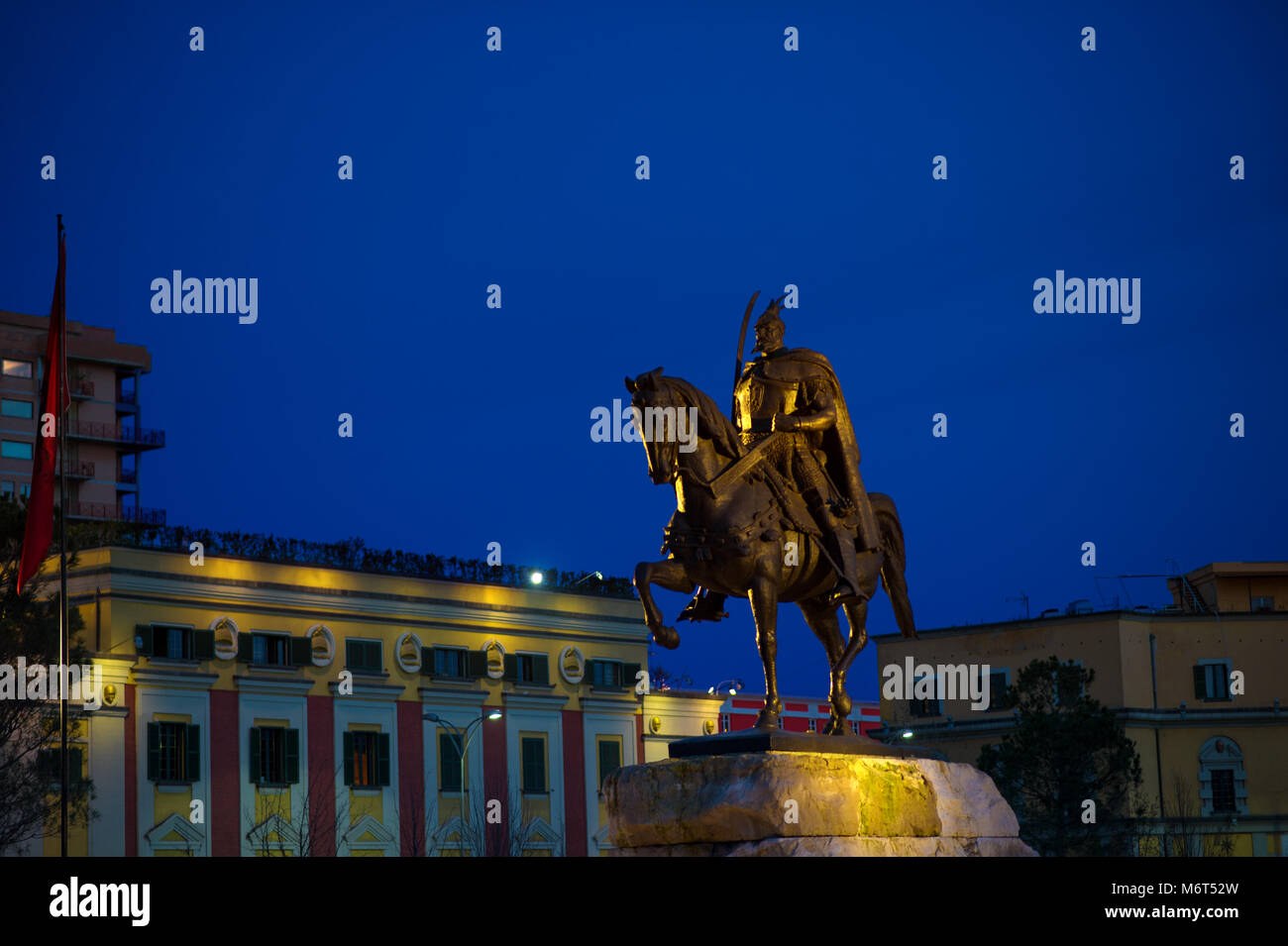 Albanese eroe nazionale Skanderbeg monumento a Tirana in centro della città illuminata di notte Foto Stock