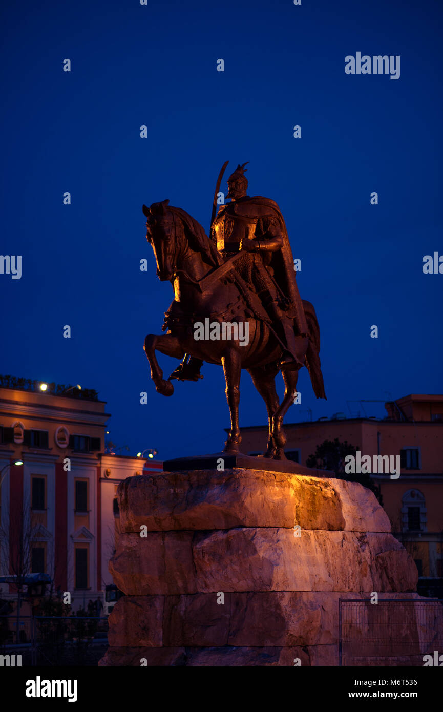 Monumento nazionale eroe albanese Skanderbeg illuminata di notte Foto Stock
