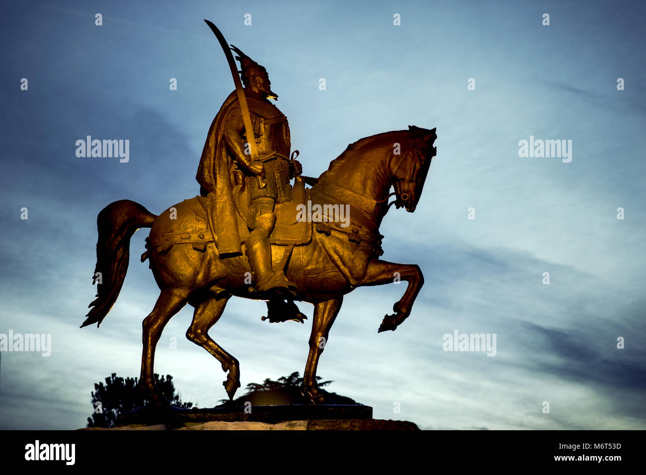 Monumento illuminato di Skanderbeg, albanese eroe nazionale nel centro di Tirana Foto Stock