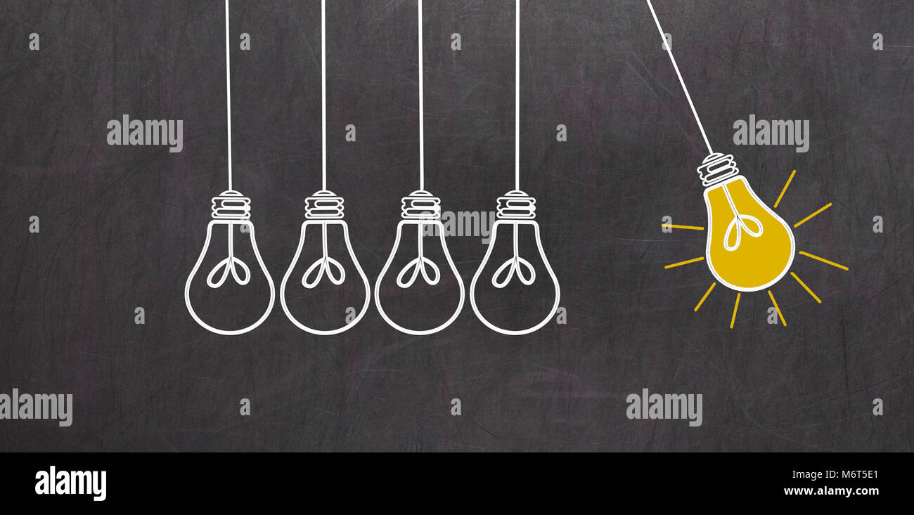 Grande idea. Il concetto di creatività con lampadine su sfondo lavagna Foto Stock