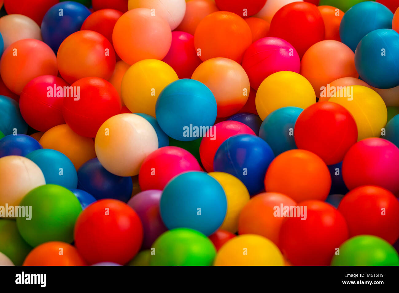 Holiday, festa per i bambini, una sala giochi, una scatola riempita con  piccole palline colorate Foto stock - Alamy