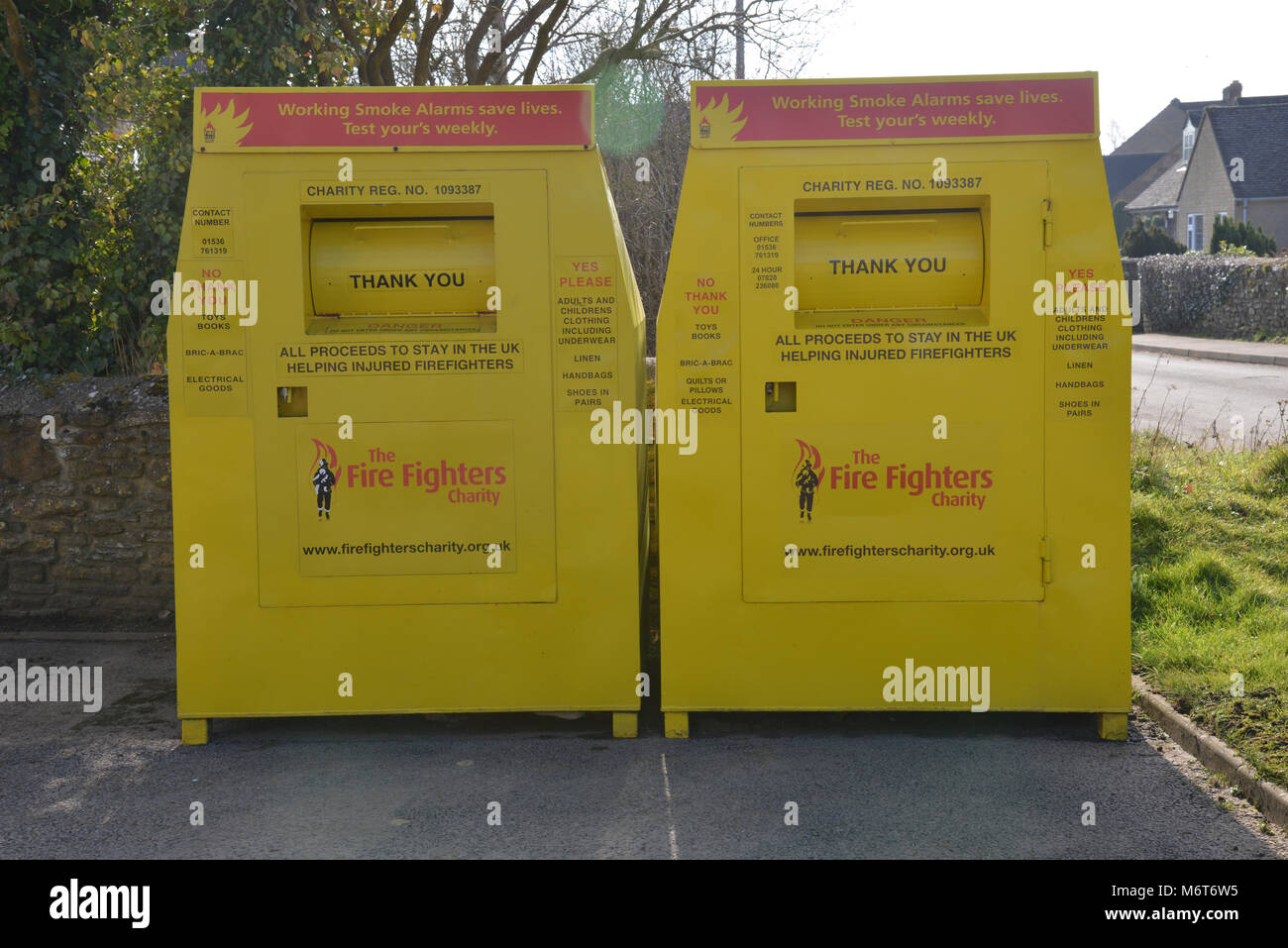Vigili del fuoco di carità scomparti di abiti al di fuori della stazione dei vigili del fuoco nel nord Oxfordshire village di gancio Norton Foto Stock