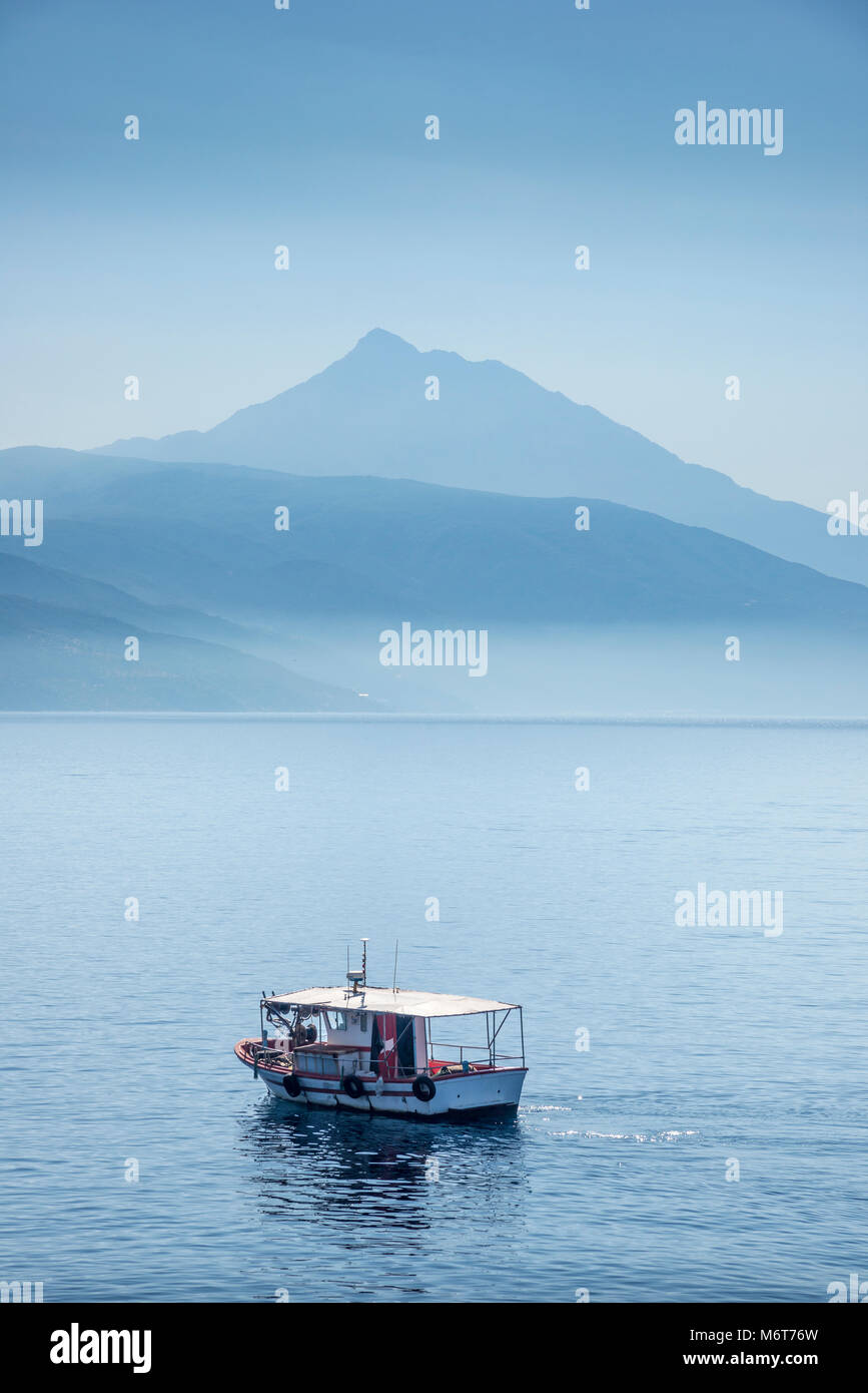 La mattina presto vista di un vago il Monte Athos e la penisola di Athos, viste dal mare, Calcidica, Macedonia, Grecia settentrionale. Foto Stock