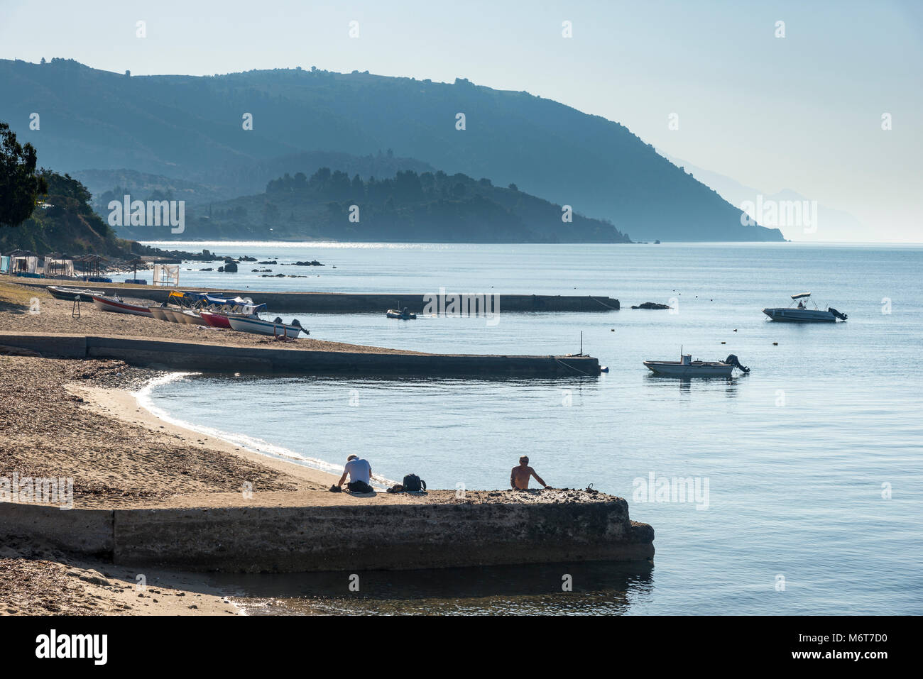 La spiaggia di Ouranoupoli (guardando verso la penisola di Athos) Calcidica, Macedonia, Grecia settentrionale. Foto Stock