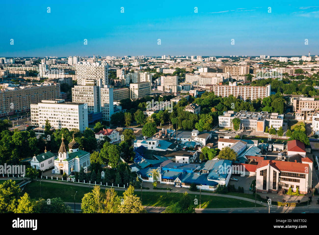 Minsk, Bielorussia. Vista aerea, paesaggio urbano. Durante la stagione estiva, l'orario del tramonto Foto Stock