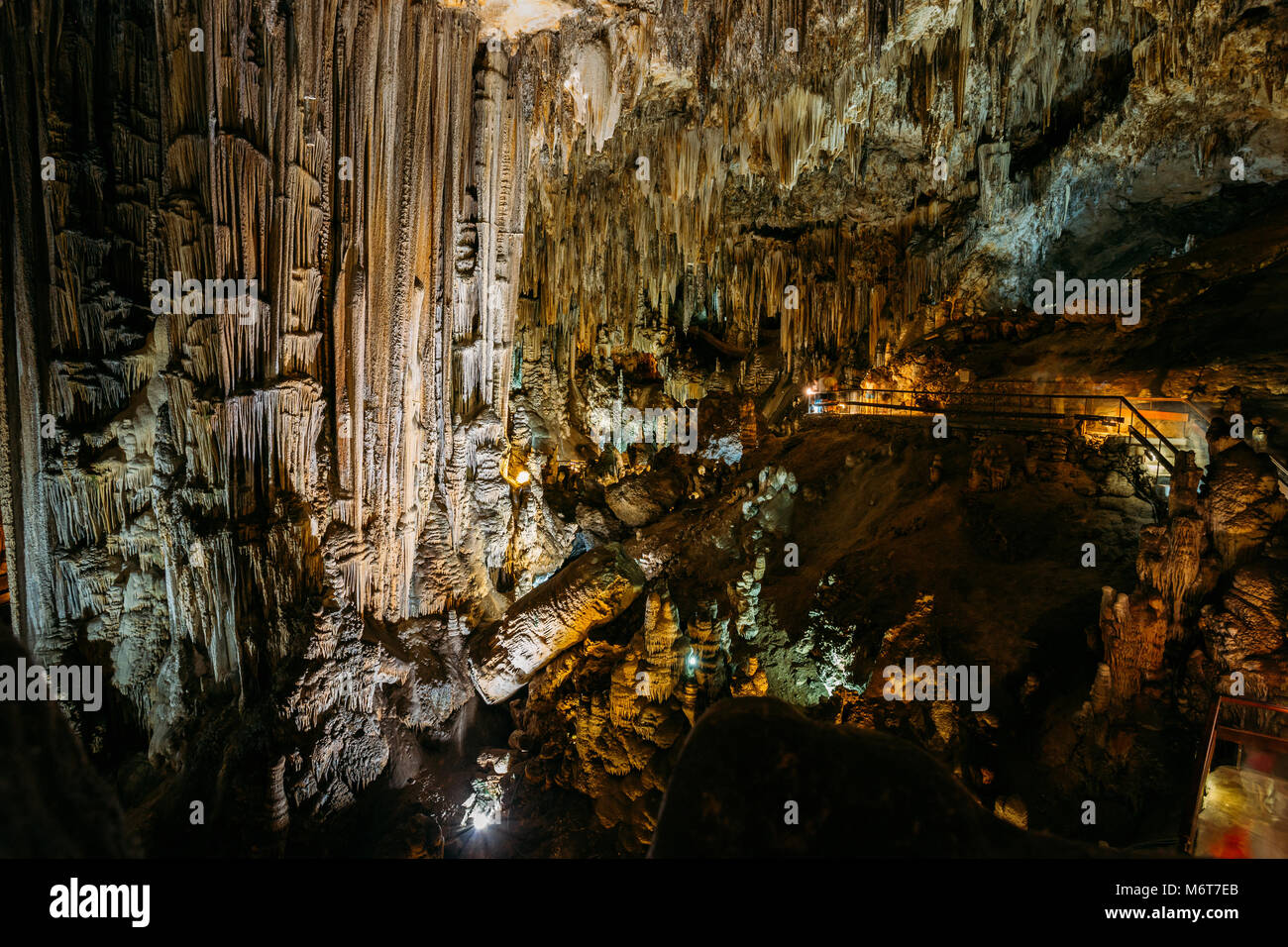 Nerja, provincia di Malaga, Andalusia, Spagna. Diverse formazioni di roccia in Grotte di Nerja - Cuevas de Nerja. Foto Stock