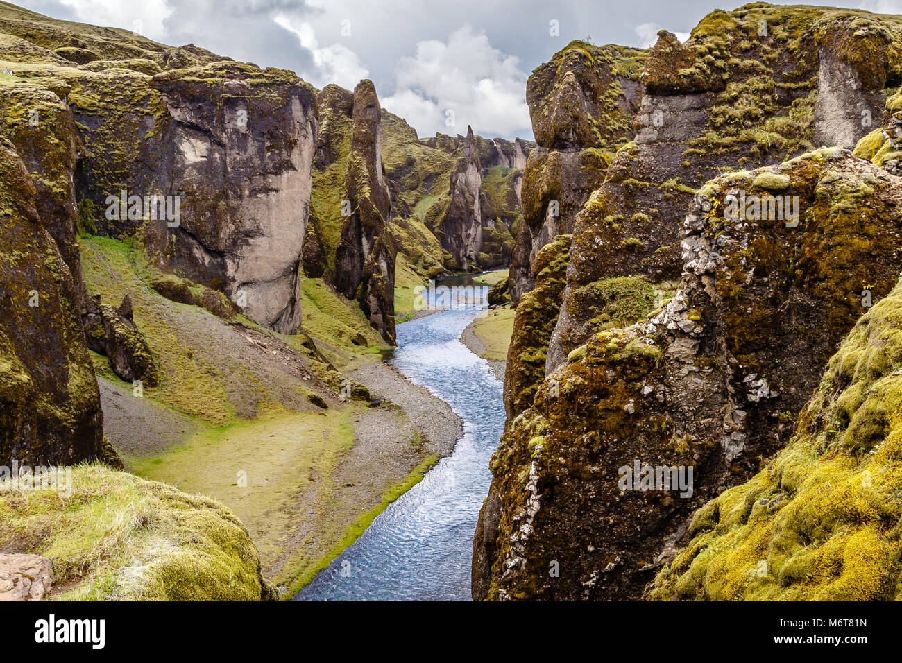 Canyon Fjadrargljufur scogliere a picco e le acque del fiume Fjadra, sud Islanda Foto Stock