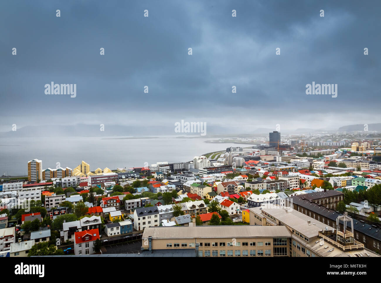Capitale islandese panorama, strade e colorati edifici resedential con ocean fjord in background, Reykjavik, Islanda Foto Stock