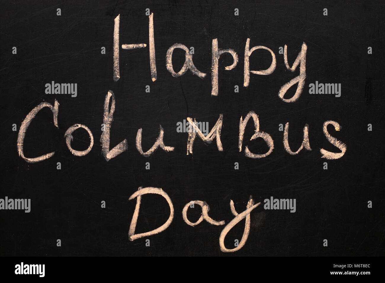 Happy Columbus Day.iscrizione in gesso su una lavagna. Foto Stock