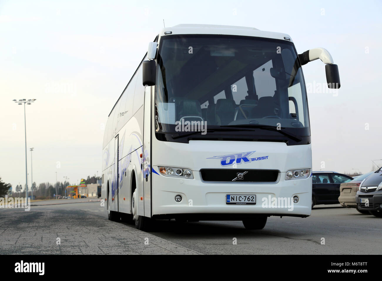 FORSSA, Finlandia - 1 Marzo 2014: nuova Volvo pullman attende per i passeggeri. Secondo Volvobuses.com, debole bus globale mostra mercato di segno di ripresa Foto Stock