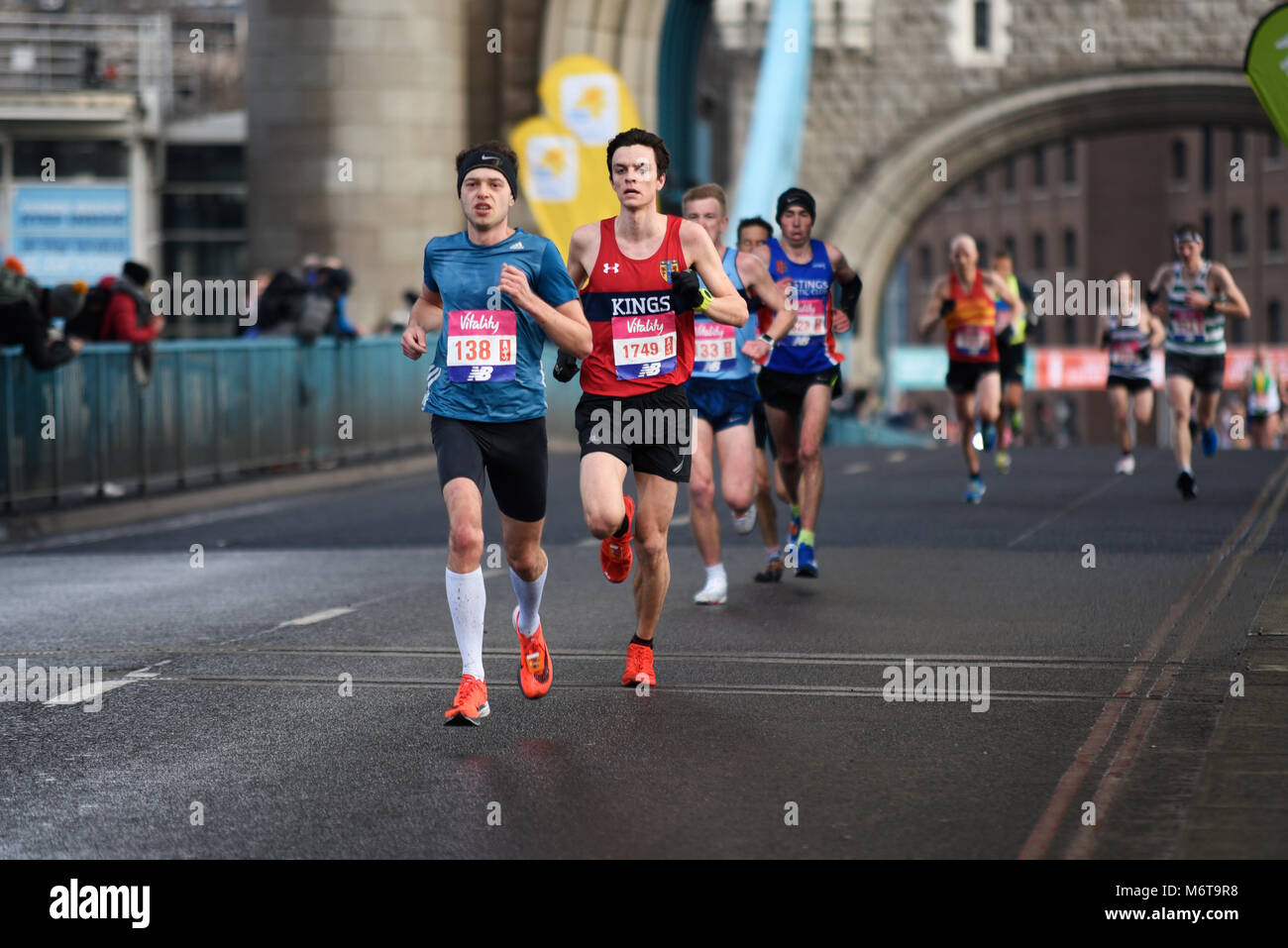 Maxwell Dumbrell 138 Maximilian Nicholls 1749 che corre nella Vitality Big Half Marathon attraversando Tower Bridge, Londra Foto Stock