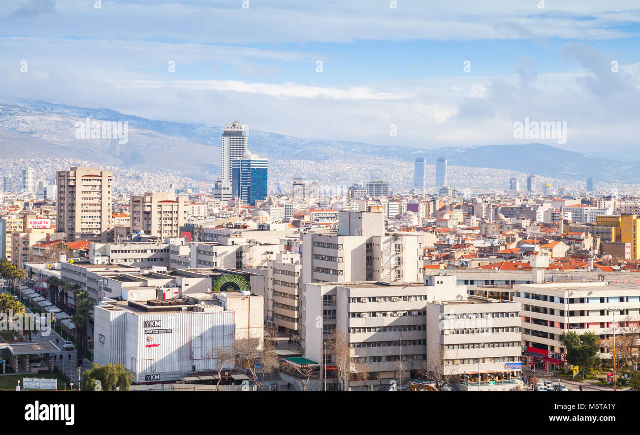 Izmir, Turchia - 12 Febbraio 2015: Panorama della città di Izmir. Edifici moderni e le montagne su un orizzonte Foto Stock