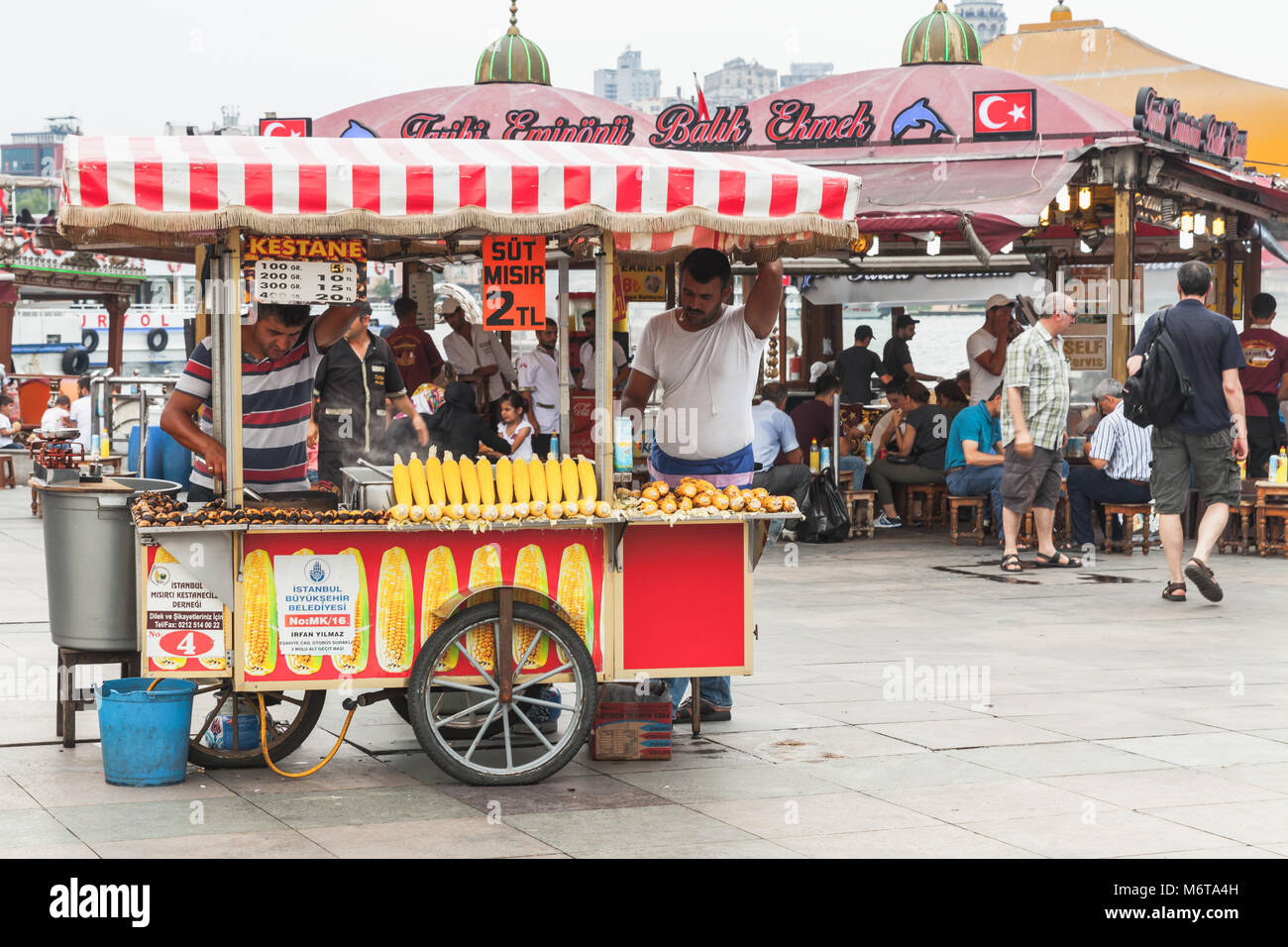 Istanbul, Turchia - 28 Giugno 2016: Urban street food, carrello con castagne arrostite e il mais nel centrale quartiere di Istanbul City, la gente comune a piedi o Foto Stock