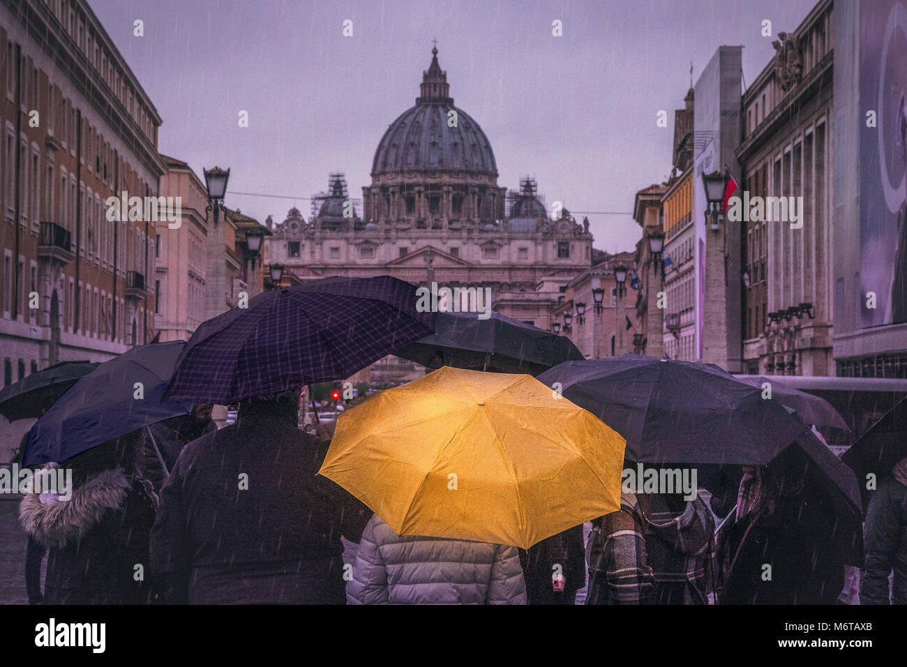 Un gruppo di turisti sguardo al Vaticano tra loro mappa prima di dirigersi verso la loro destinazione successiva. Foto Stock